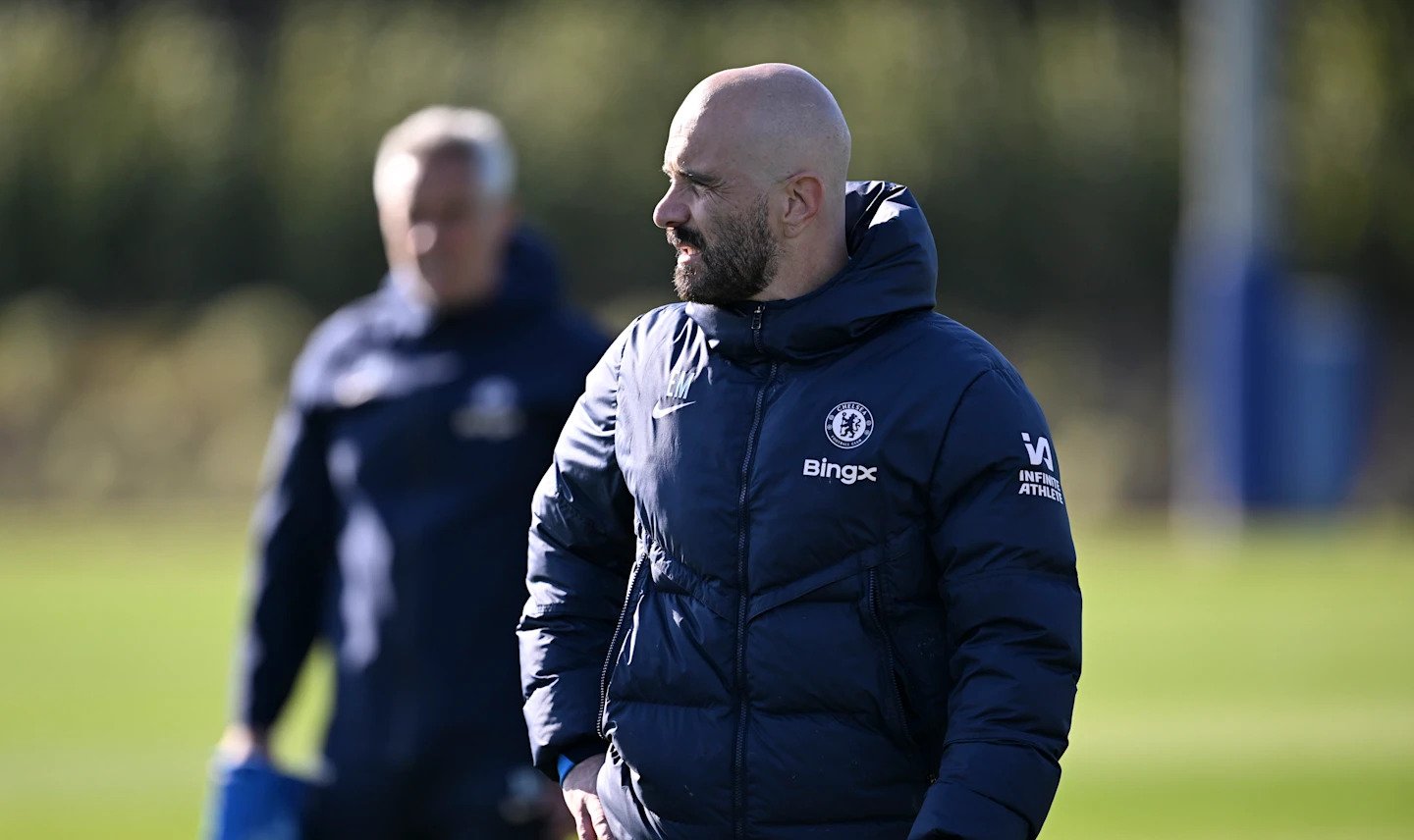 Chelsea boss Enzo Maresca supervising a training session