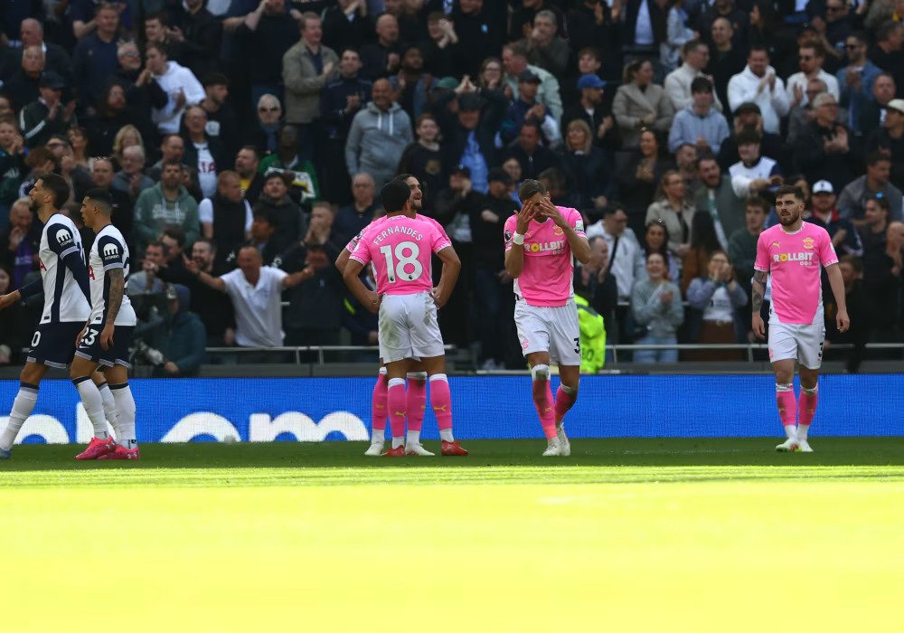 Southampton players standing dejected at the Tottenham Hotspur stadium