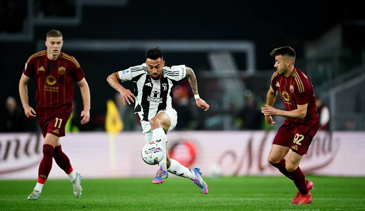 Juventus winger Nico Gonzalez playing football against two Roma players