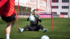 Manuel Neuer Set to Miss Bayern’s UCL Clash with Atalanta BC After Calf Injury