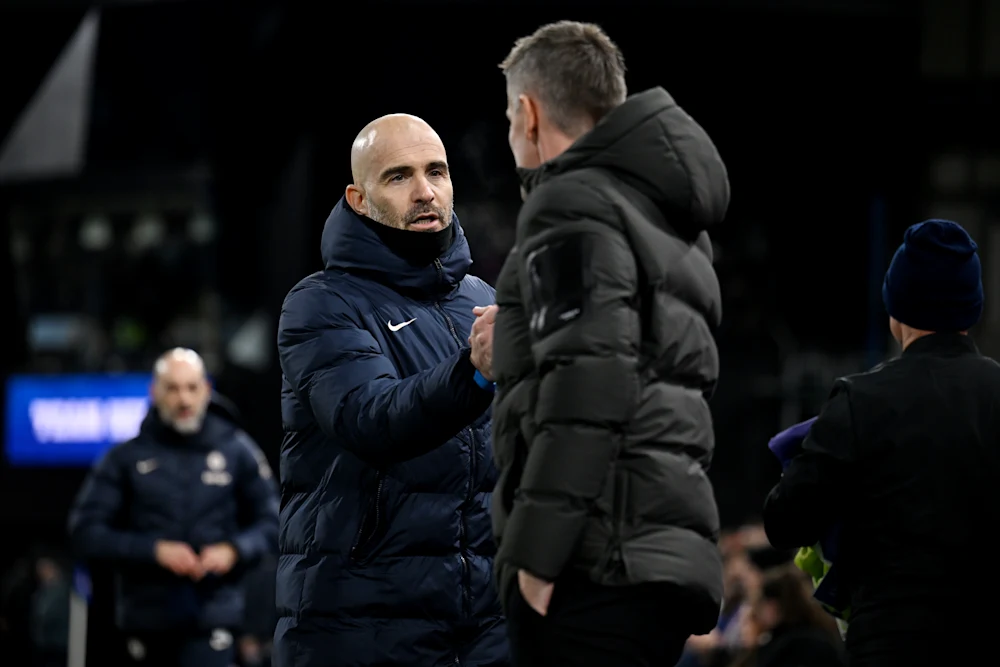 Chelsea boss Enzo Maresca shaking hands with Ipswich Town's Kieran McKenna