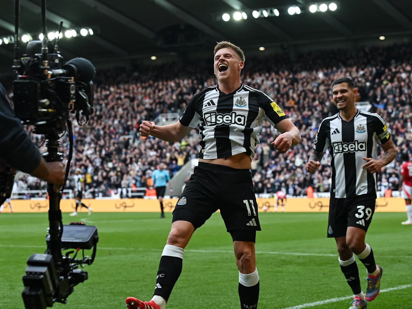 Newcastle player Harvey Barnes celebrating goal against Manchester United