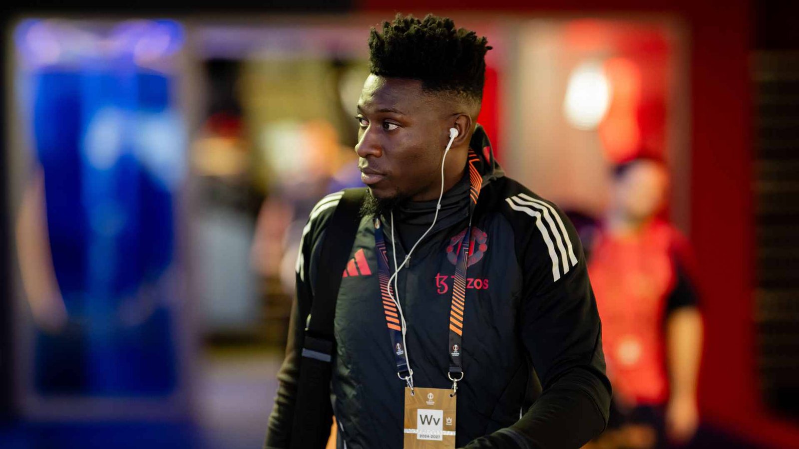 United goalkeeper Onana in a tracksuit just before the game against Lyon that forced Amorim to drop him