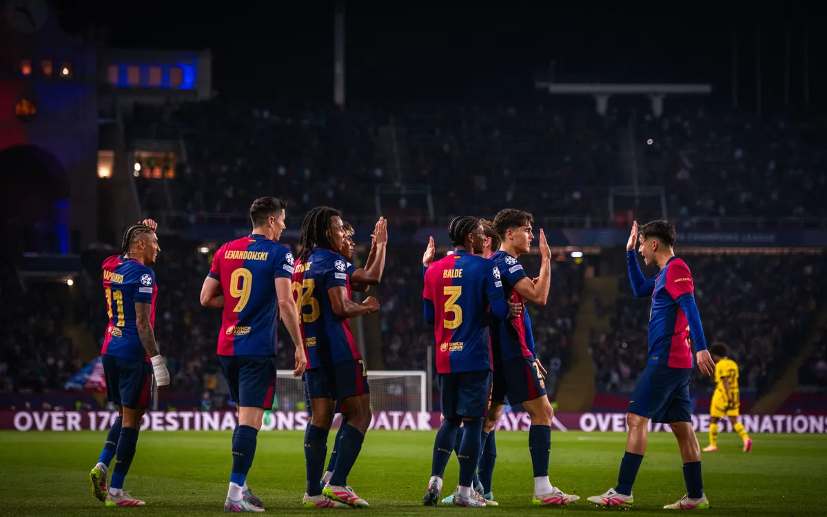 Barcelona squad celebrating the victory over Borussia Dortmund in the Champions League