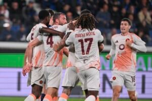 Roma Closes Gap on Serie A Leaders with Late Win Over Sassuolo