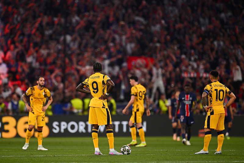 Inter Milan players standing on the centre circle dejected after PSG score yet another goal.