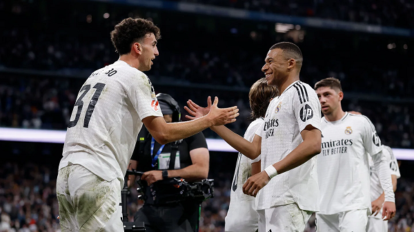 Real Madrid players celebrating a goal in a match against Mallorca