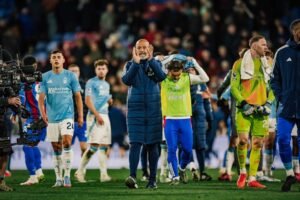 Nottingham Forest players and coach applauding fans after draw with Crystal Palace