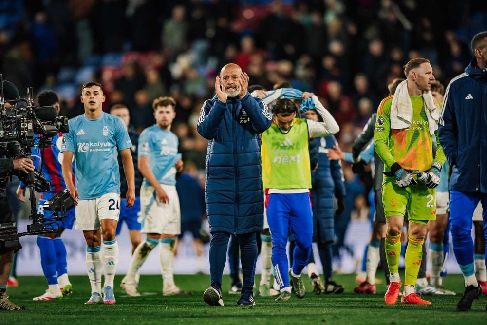 Nottingham Forest players and coach applauding fans after draw with Crystal Palace