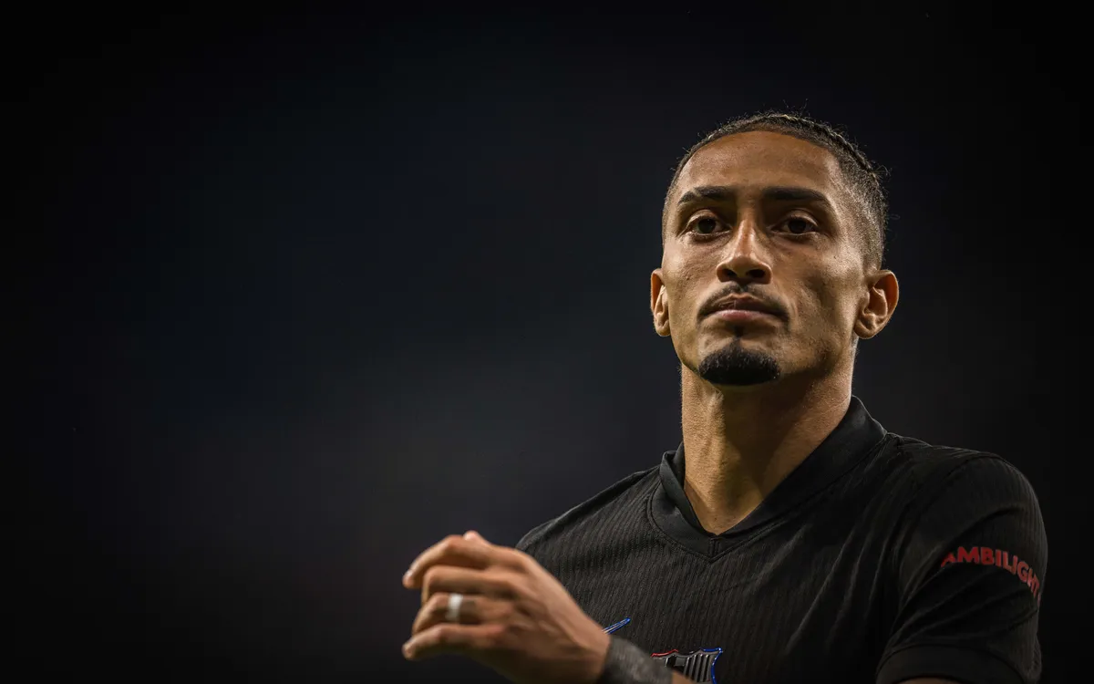 Barcelona winger Raphinha walking during match against Espanyol