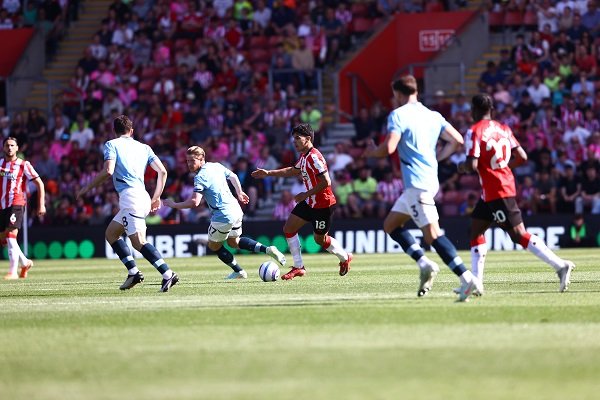 Southampton and Manchester City players vying for the ball at the St Mary's Stadium