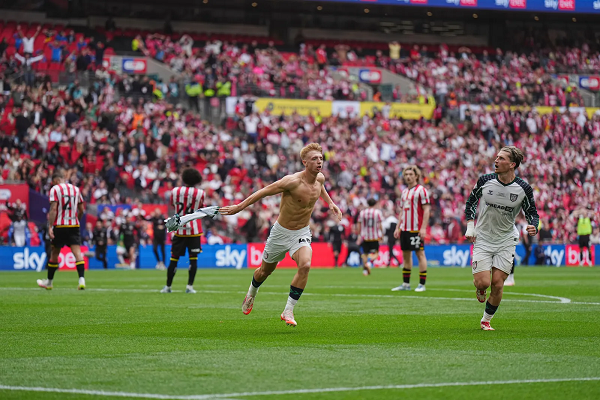 Sunderland player Tom Watson celebrating his late winner to secure his side's promotion to the Premier League