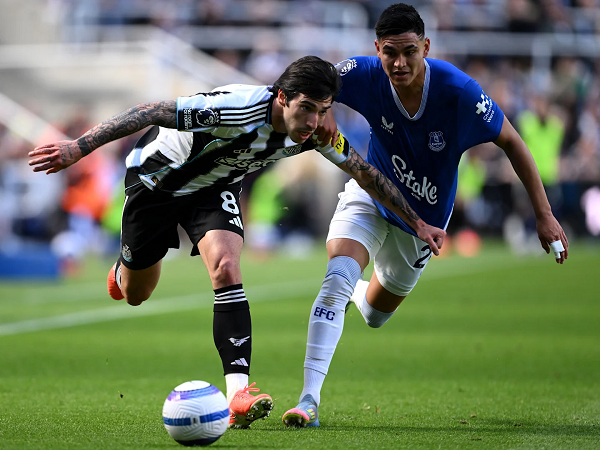 Newcastle United and Everton players vying for the ball during a match