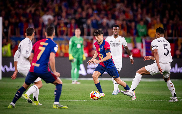Pedri on the ball in a match between Barcelona and Real Madrid