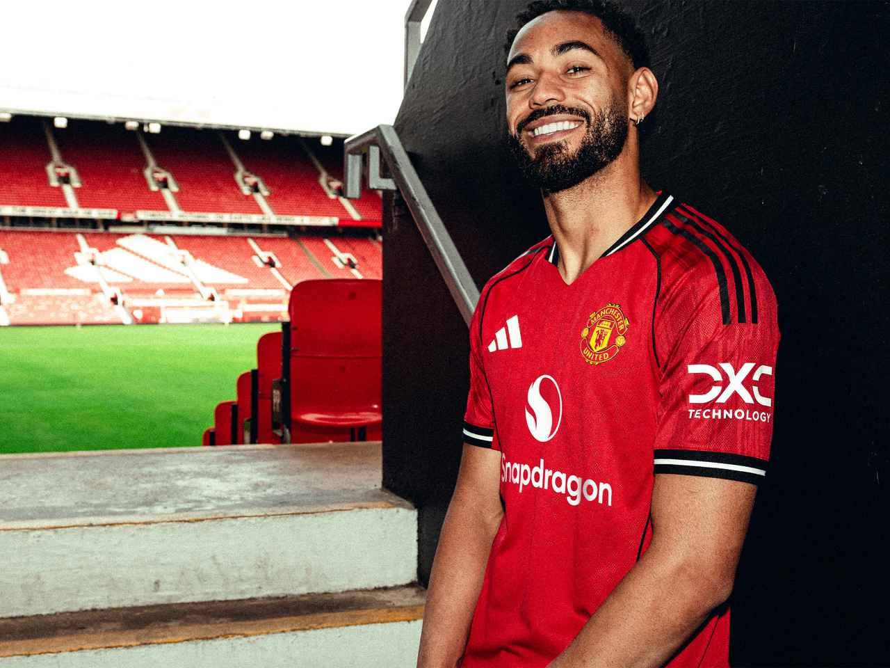 Matheus Cunha posing in a Manchester United shirt