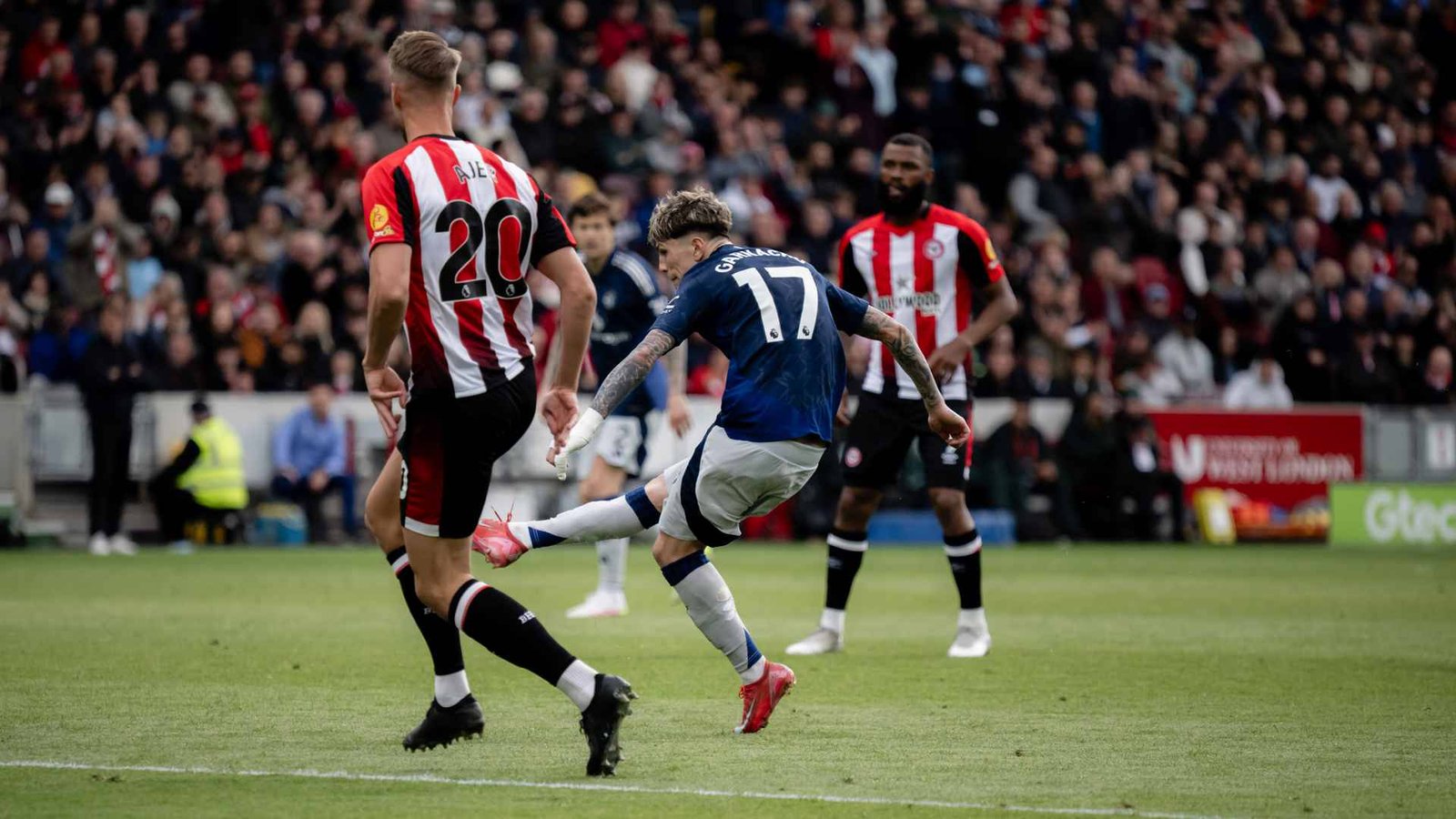 Alejandro Garnacho shooting in a Premier League match for Manchester United against Brentford