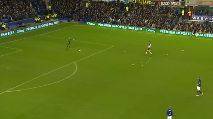 Tim Howard kicking the ball for Everton