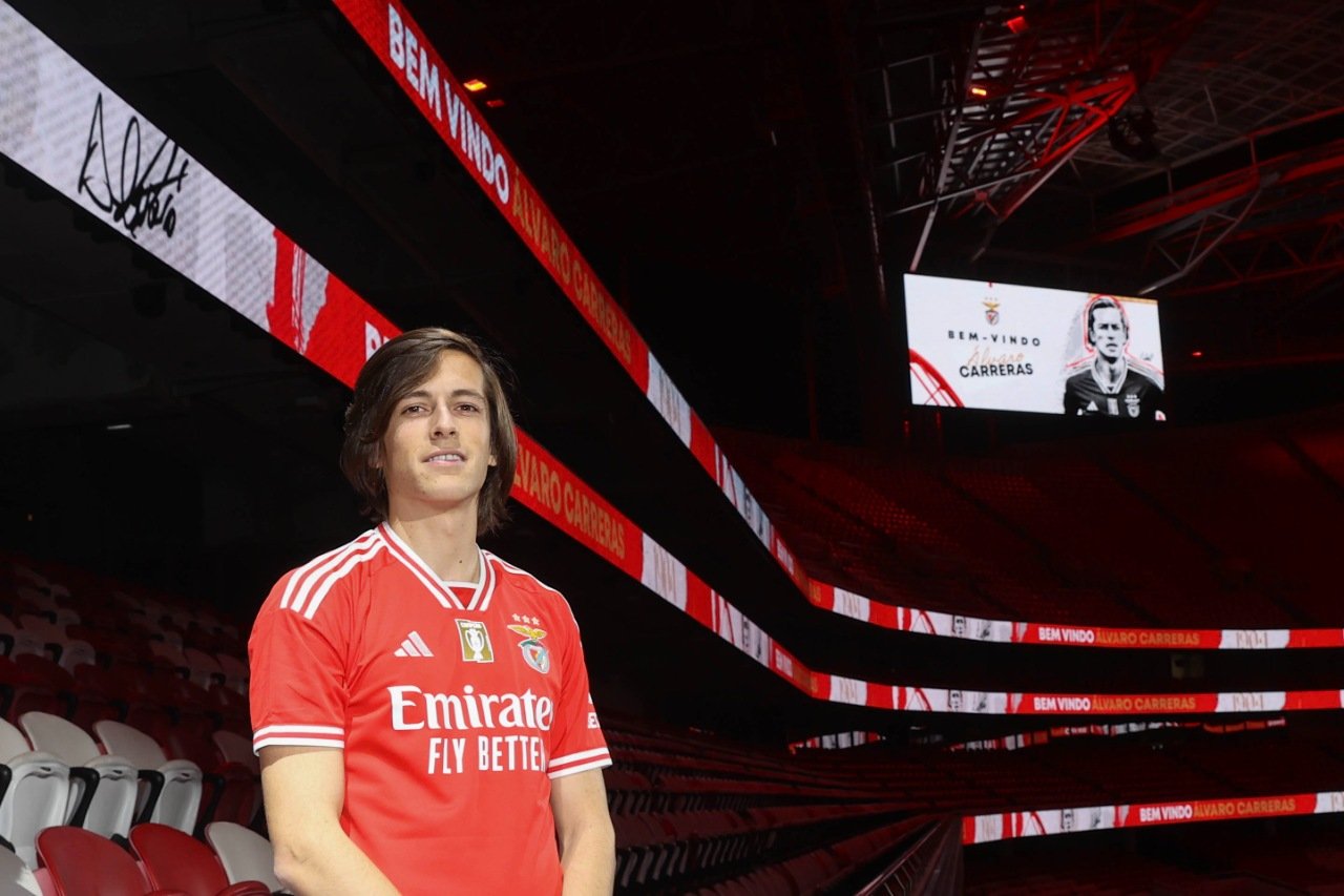 Alvaro Carreras posing in a Benfica shirt at the Estádio da Luz