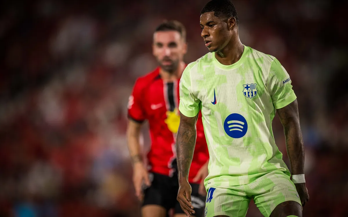 Marcus Rashford in action for Barcelona