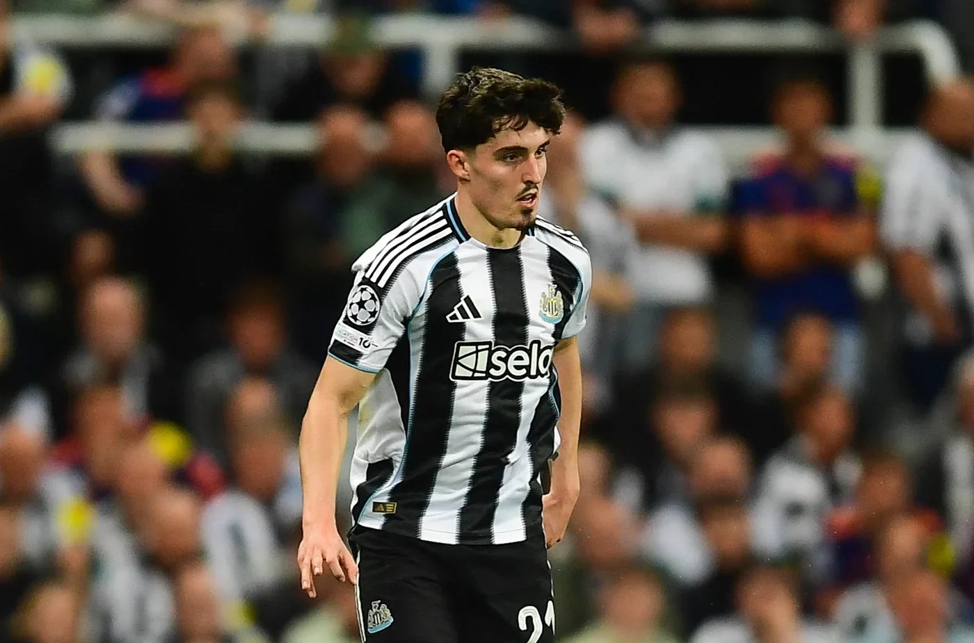 Tino Livramento on the ball for Newcastle United