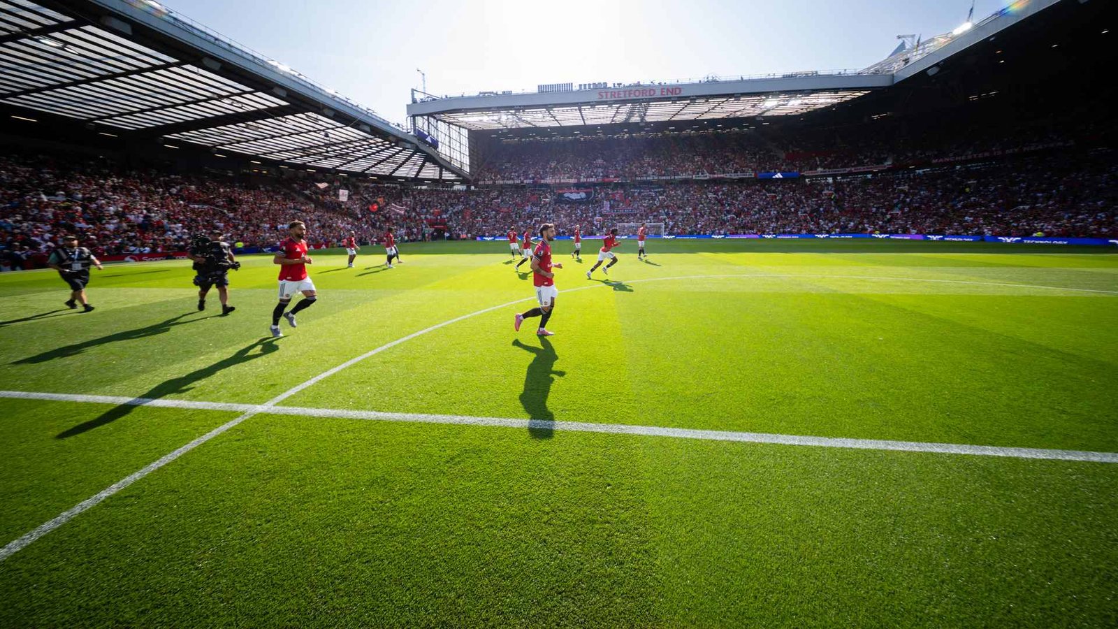 Manchester United players on the pitch
