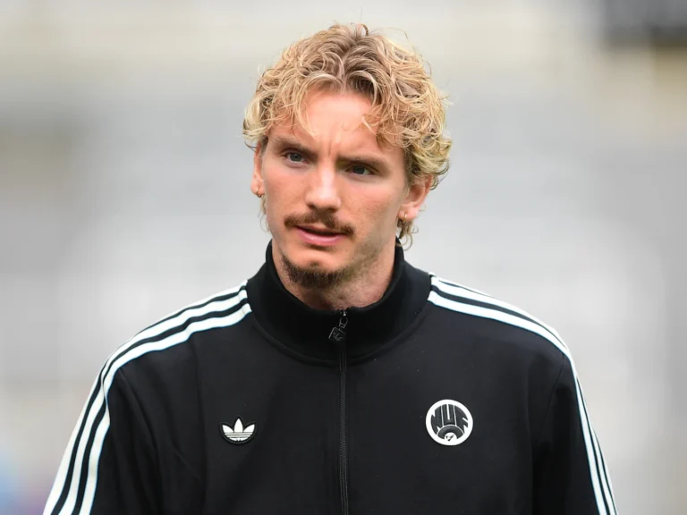 Nick Woltemade in a black Newcastle track suit