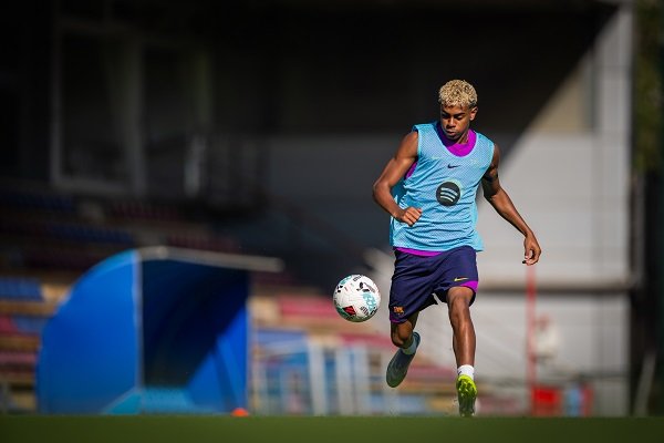 Lamine Yamal with the ball during Barcelona training