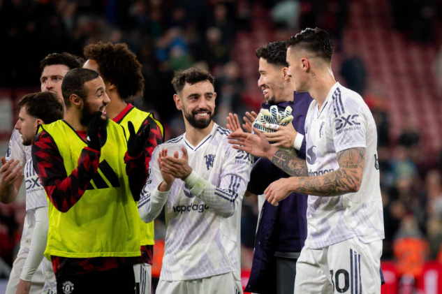 Bruno Fernandes and Manchester United teammates at Anfield