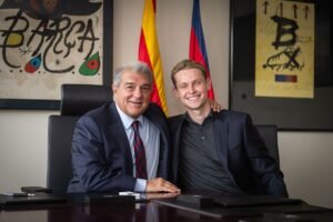 Frenkie de Jong pictured with Barcelona president Joan Laporta