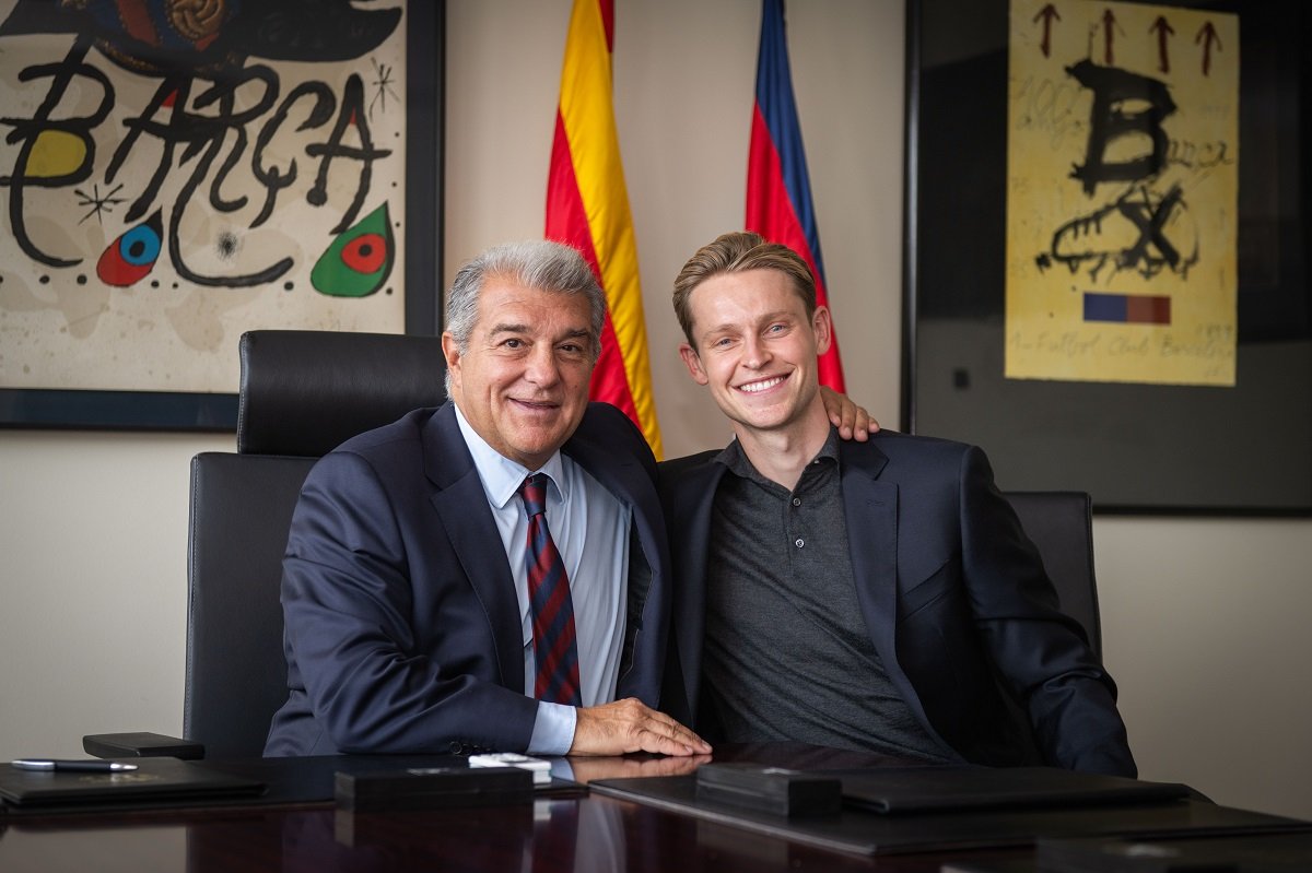 Frenkie de Jong pictured with Barcelona president Joan Laporta