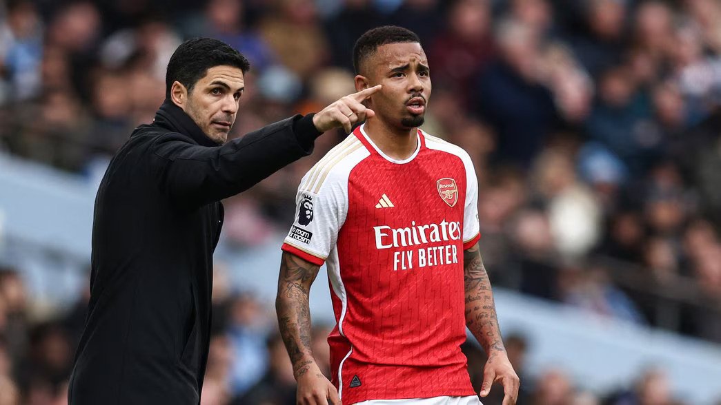 Arsenal boss Mikel Arteta giving instructions to striker Gabriel Jesus on the touchline