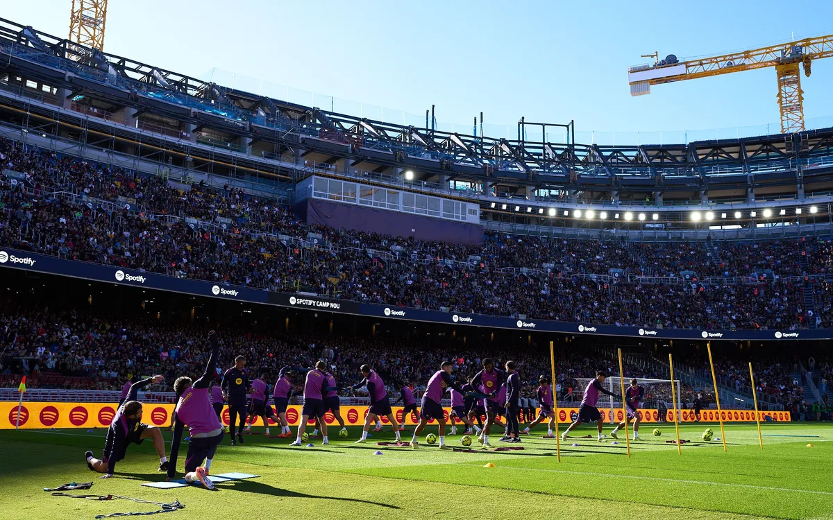 Barcelona players training in front of fans at the Spotify Camp Nou