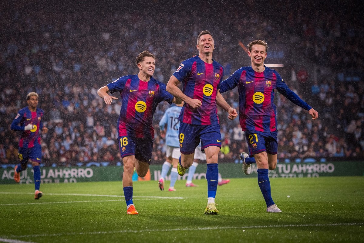 Barcelona duo Frenkie de Jong and Robert Lewandowski celebrating a goal