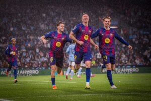 Robert Lewandowski celebrating with Barcelona teammates after scoring against Celta Vigo