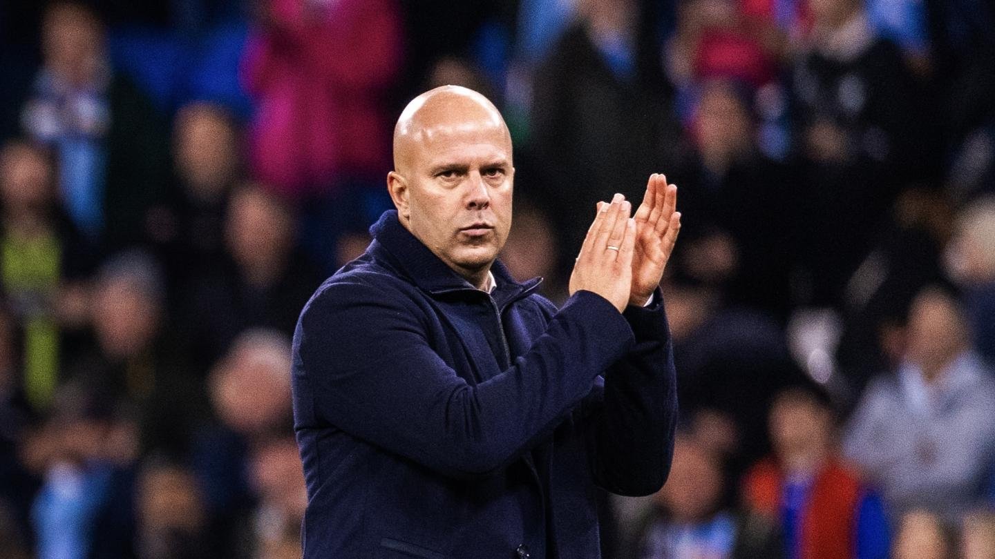 Liverpool boss Arne Slot clapping at the Etihad