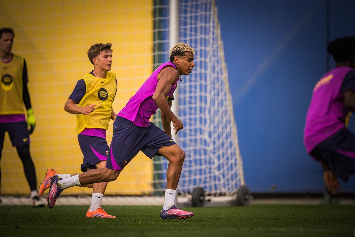 Barcelona winger Lamine Yamal running during training
