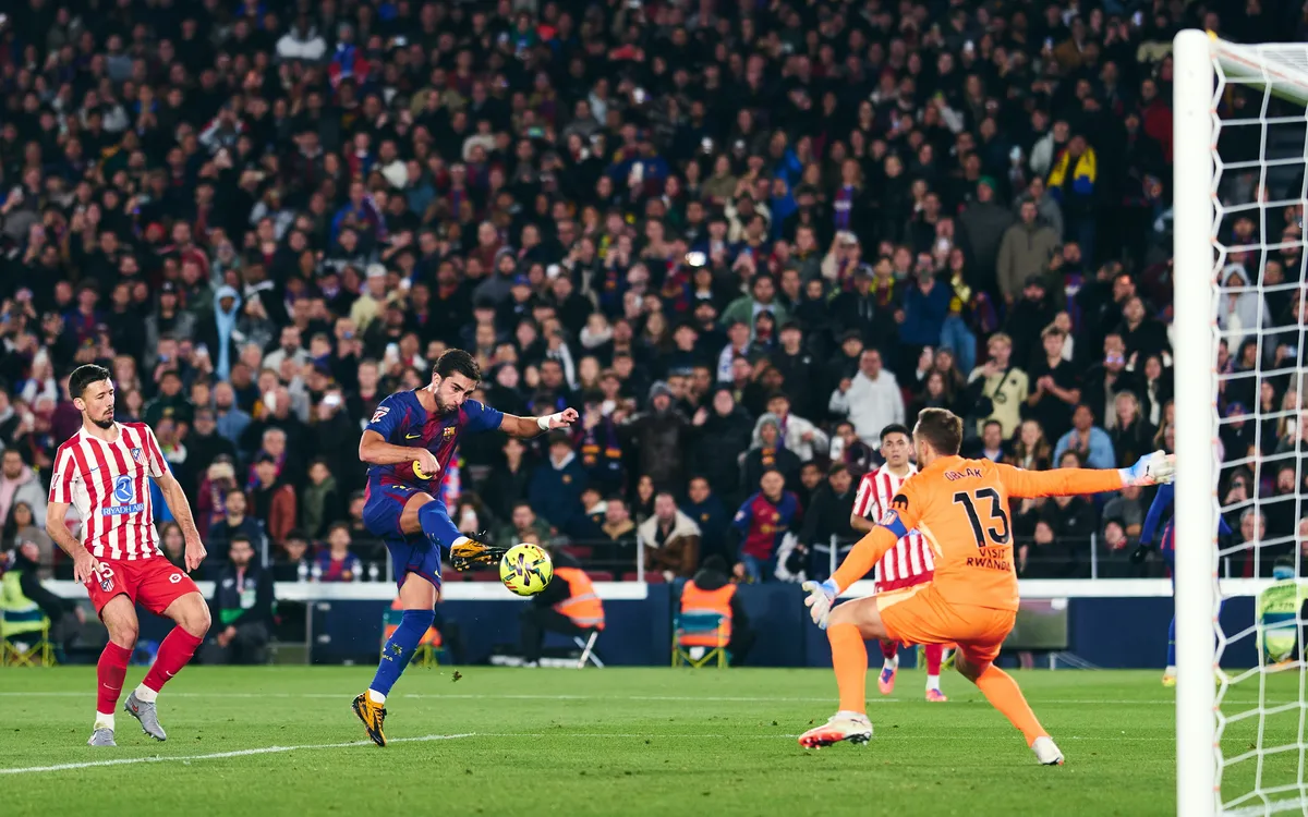 Ferran Torres scoring goal for Barcelona against Atletico Madrid