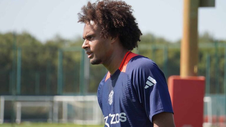 Joshua Zirkzee during training at Manchester United