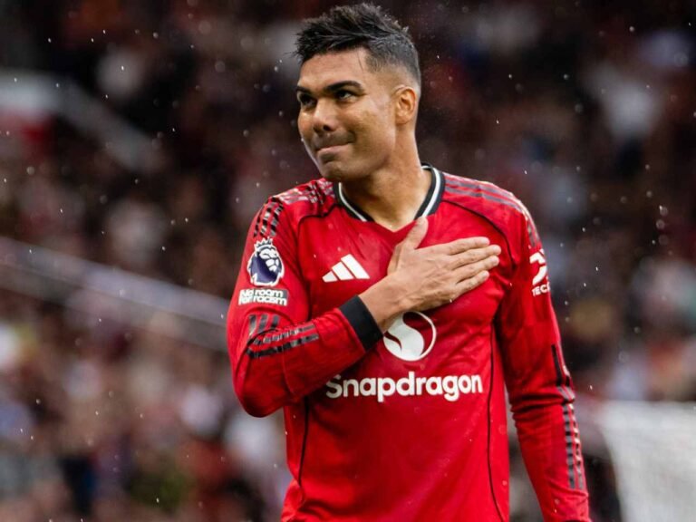 Casemiro thumping the Manchester United badge