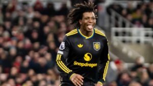 Patrick Dorgu in action for Manchester United