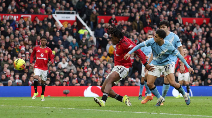 Patrick Dorgu scoring for Manchester United against Manchester City