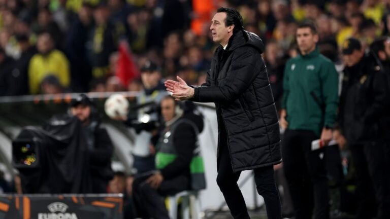 Unai Emery directing his Aston Villa players from the sidelines against Fenerbahce