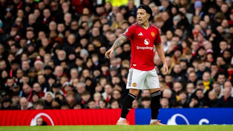 Lisandro Martinez in action for Manchester United