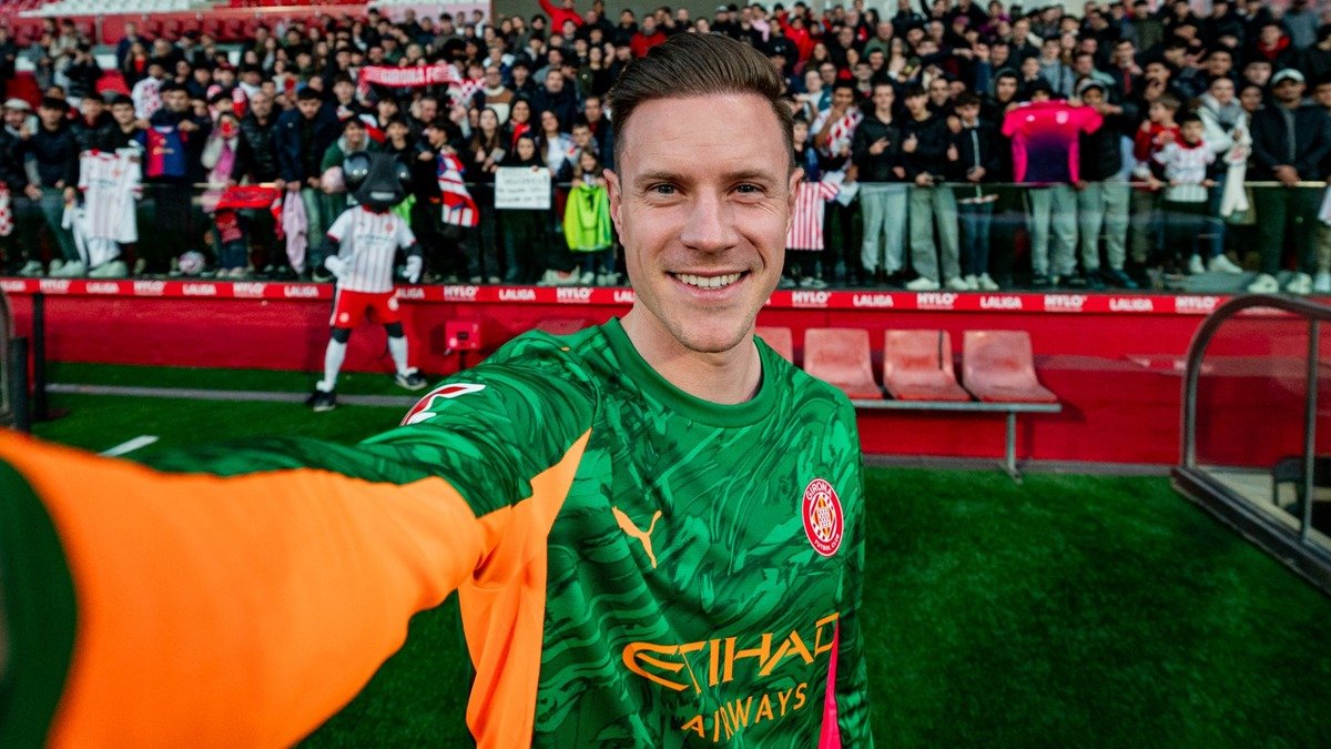 Marc-Andre ter Stegen taking a selfie at Girona's stadium
