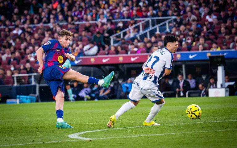Barcelona Down Levante to Return to Top of La Liga