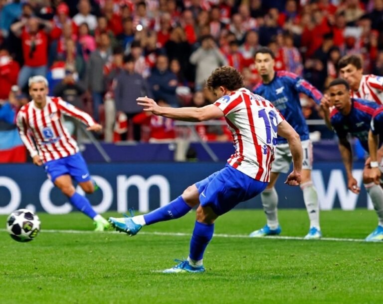 Julian Alvarez taking a penalty in Atletico Madrid match against Arsenal