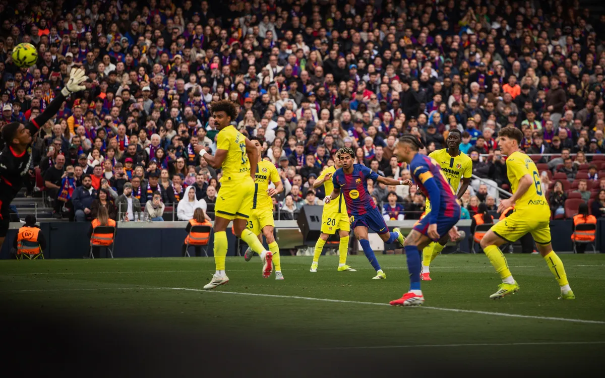 Barcelona and Villareal players vying for the ball in a La Liga game