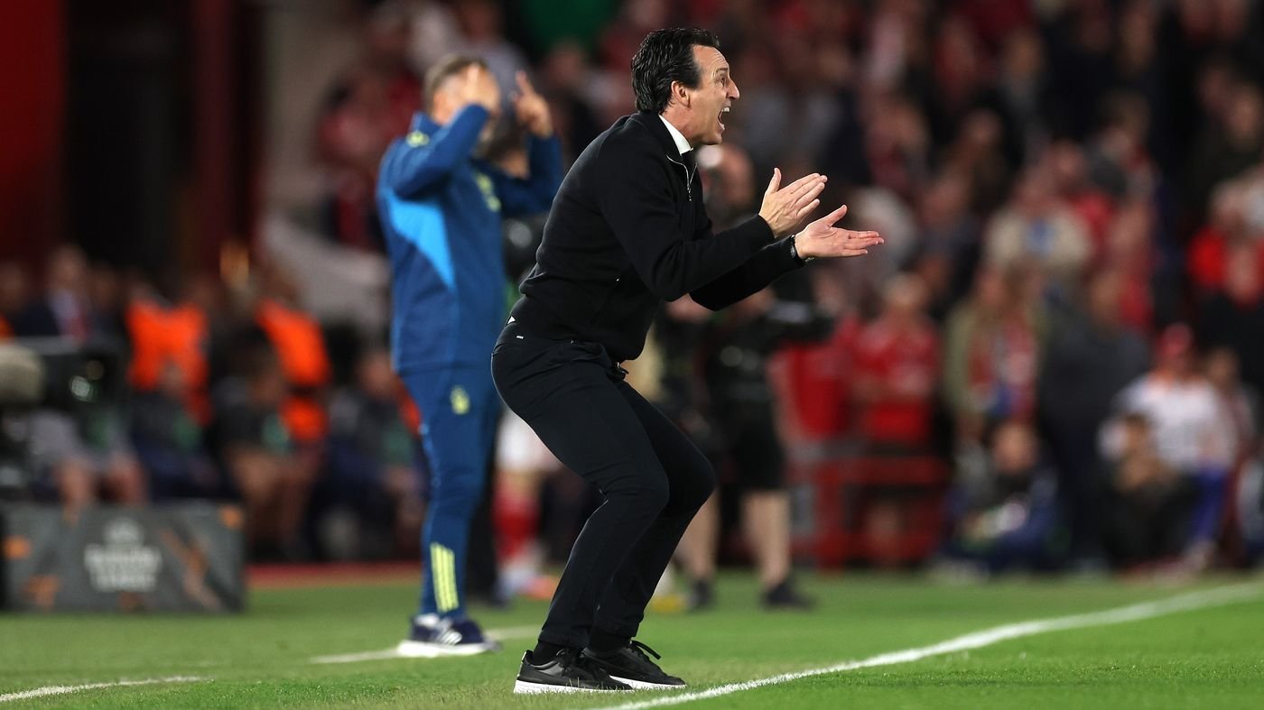 Unai Emery directing his Aston Villa players from the sidelines