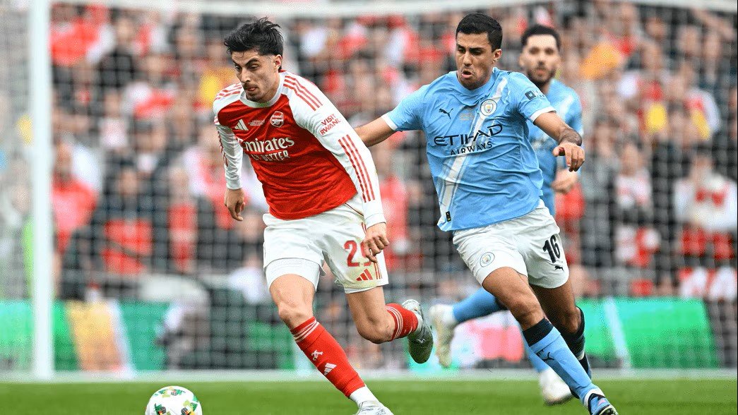 Arsenal forward Kai Havertz evading Manchester City midfielder Rodri