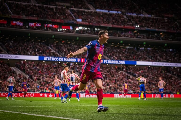 Robert Lewandowski celebrating goal for Barcelona against Atletico Madrid